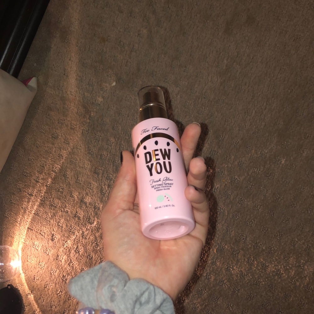 Too faced spray